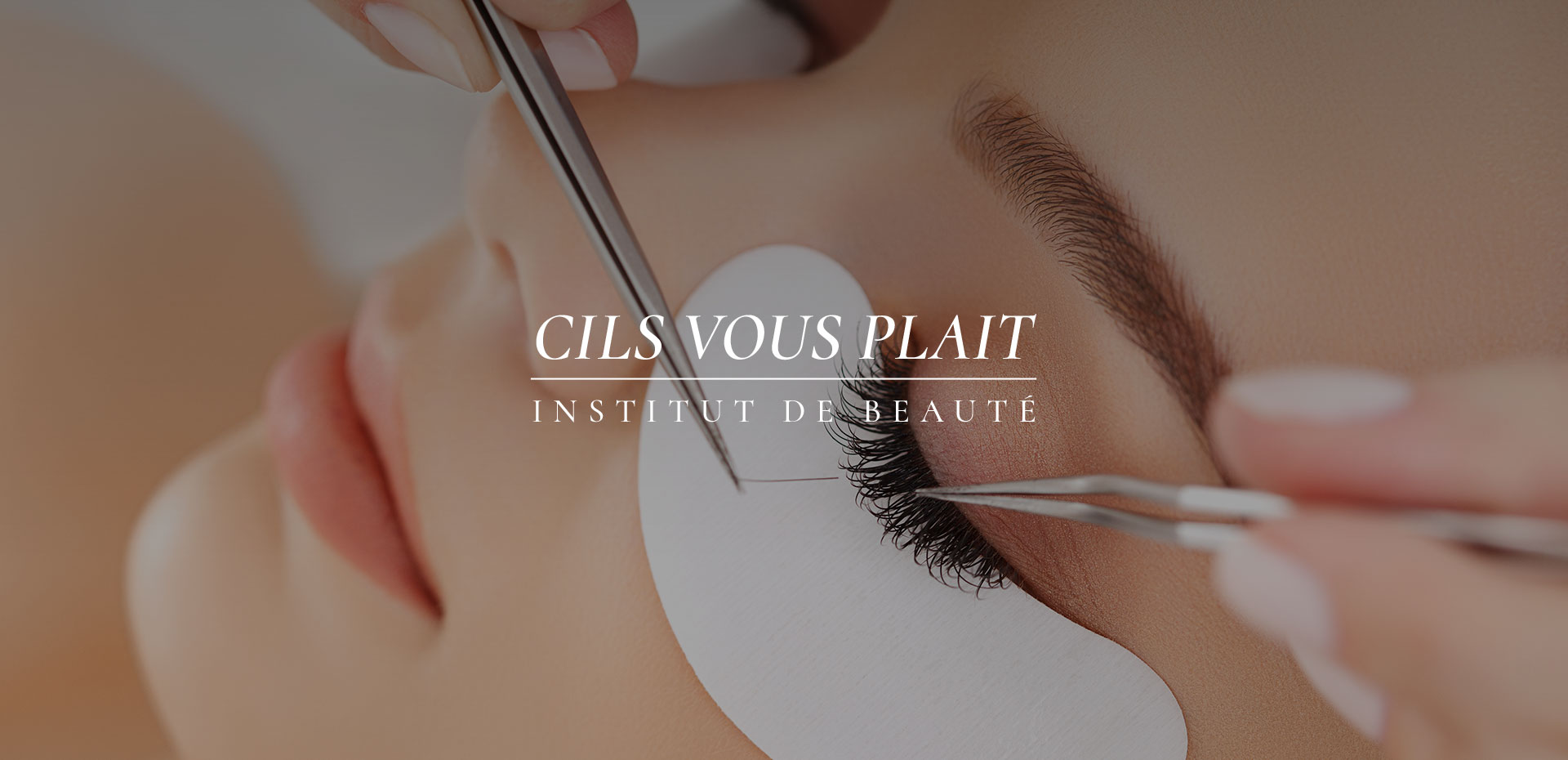 Professionnelle qui réalise un rehaussement de cils